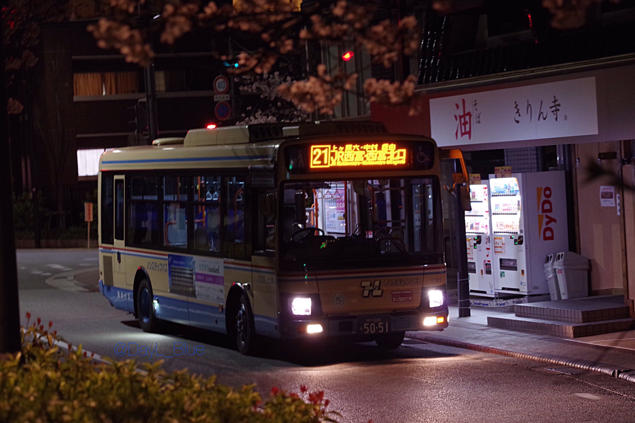 紫籟支所 4 1 阪急バス 西宮 深夜に突然やってきた中型の西宮市内線 上ヶ原から甲東園へ下りた後また登って戻ってきました 代走か間合い運用かは分かりませんが 西1165 関西学院前にて
