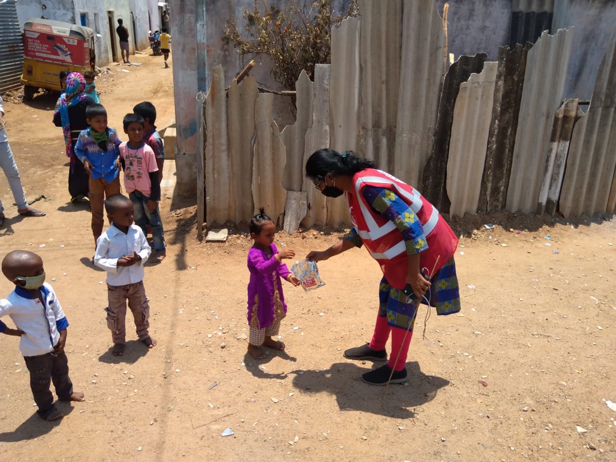 praneet33987119's tweet photo. I'm the live witness Many slum area people and daily labourers are suffering so badly near #Subashnagar #Ida #jeedimetla #suraram it's so painful to see. As my organization #Helpforhelpless association with Covid19 control room and with few sponsors donating food for few people. https://t.co/PyLYXejpxA