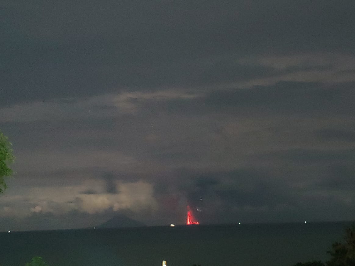 Imanol_A13's tweet photo. El volcán que ha entrado en erupción no es él Krakatoa, esté explotó en 1883, registrando la mayor explosión sonora en el mundo y dejando a Europa sumergida en un invierno varios meses.
El que ha entrado en erupción es al que denominan hijo del Krakatoa, el "Anak Krakatau" https://t.co/EAYFsFX036