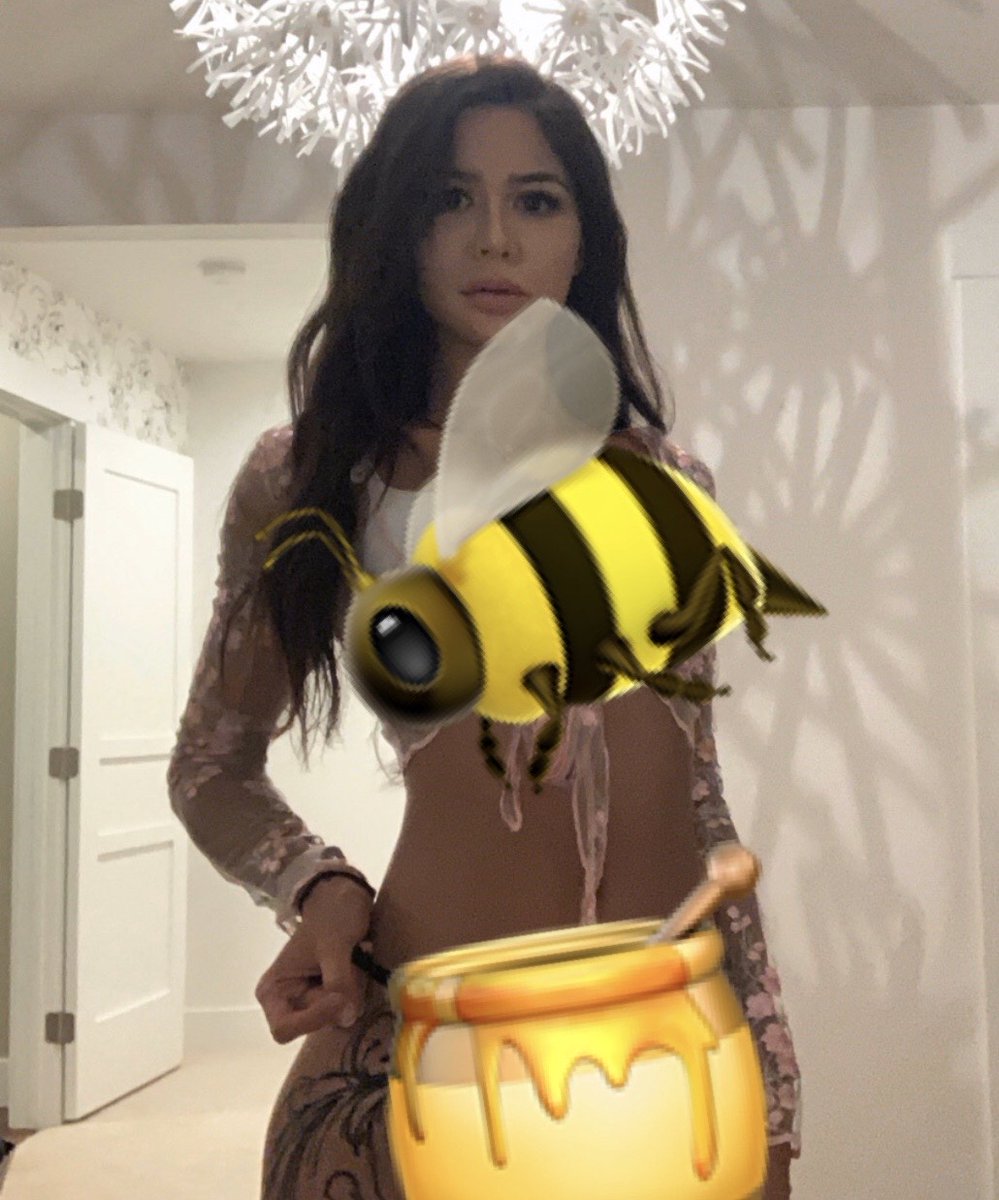 PeyzkiFans's tweet photo. Can I bee your honey 😋? More posts going up tonight 😊 https://t.co/C8pis0Jvfr