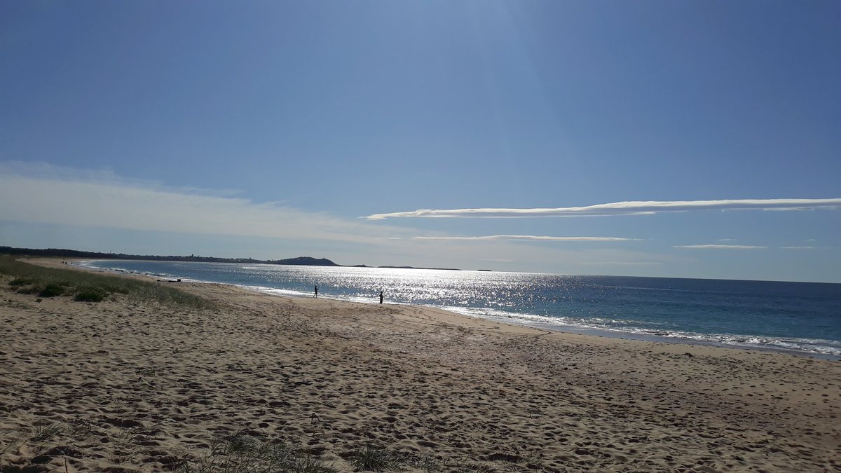 RobThomson2528's tweet photo. Windang Beach today. #spatialdistancing #windanglife https://t.co/iUwNXG0hl2