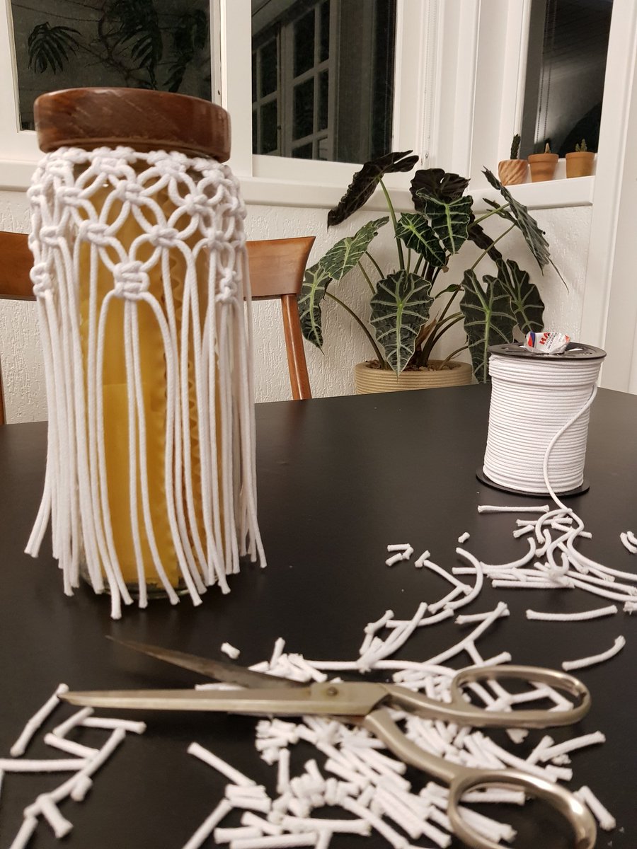 osanamacrame's tweet photo. Uma boa maneira de suportar essa quarentena  é  ter um hobby.⠀
Algo que a gente goste de fazer e que nos relaxe nos deixe feliz.
#macrame #macramebrasil 
#macrame 
#macrameosana 
#macramenaquarentena https://t.co/RhAqOg4t2M