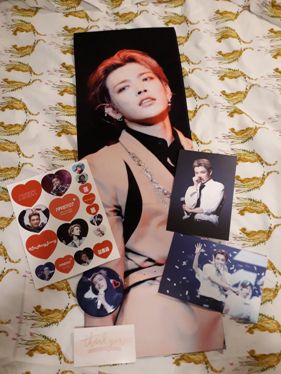 ari_tco's tweet photo. Got my slogan from @981107memoire the other day! Thank you for the wonderful slogan and thank you to @AtinyGOs for holding the go! Now if only i had an upcoming concert to bring it to anymore 😭 #AtinyFB https://t.co/0V7xbjMYIl