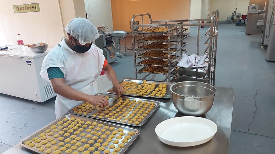 PhilstarNews's tweet photo. LOOK: Northwest Samar State University produced energy-boosting cookies packed with vitamins A, B, and E, carbohydrates, and fiber, and immunity-boosting buko juice with electrolytes for frontliners working against #COVID19PH. 

📷 Facebook/Northwest Samar State University https://t.co/63zUsNCFku