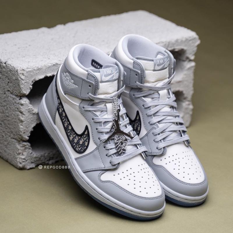 sneakerhack1's tweet photo. 【大量リーク画像追記】
DIOR x NIKE AIR JORDAN 1 HIGH OG
→ https://t.co/dfbiZftwbJ
Wolf Grey/Sail/Photon Dust/White
CN8607-002
発売予定日 2020年4月
販売予定価格 240,000円/$2000 https://t.co/WixmCM3W38