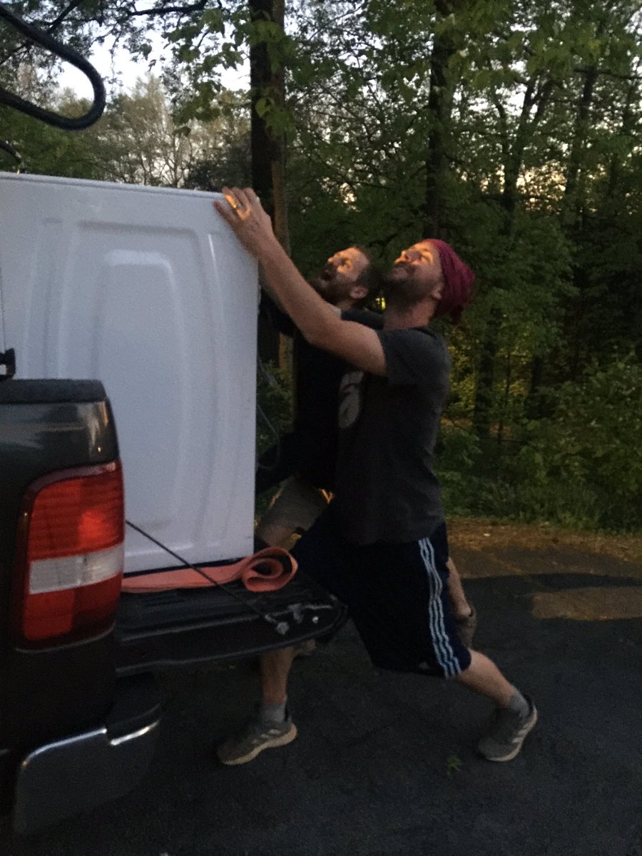 aclowfalcon's tweet photo. @MrWalker_Fulton @MrMacMoD   challenge accepted and completed.
Just helping my bro move a beastly washer into his house and yeah I’m not even flexin #FultonFriday https://t.co/6sYknd9BXI