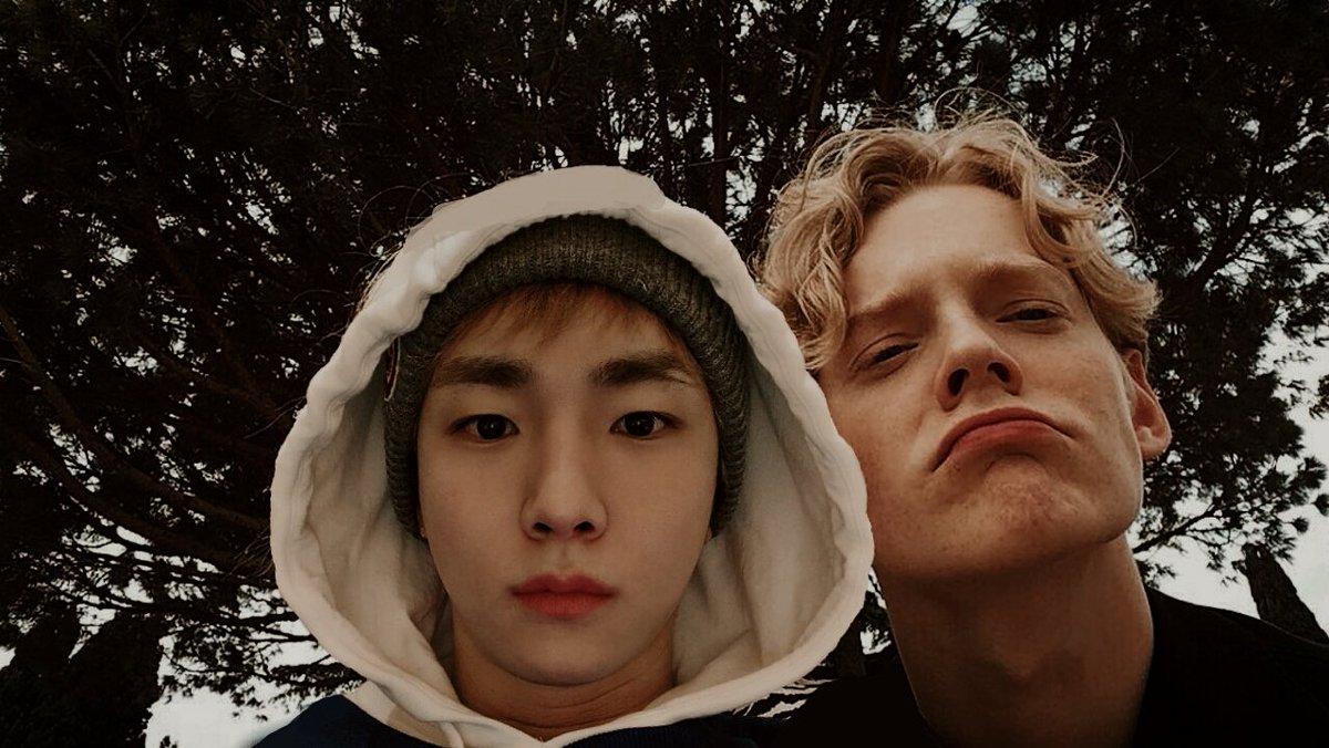 —publica en instagram una foto que se tomó con su novio mientras paseaban a sus bebés en el parque de la Villa—

                             " ♡ "