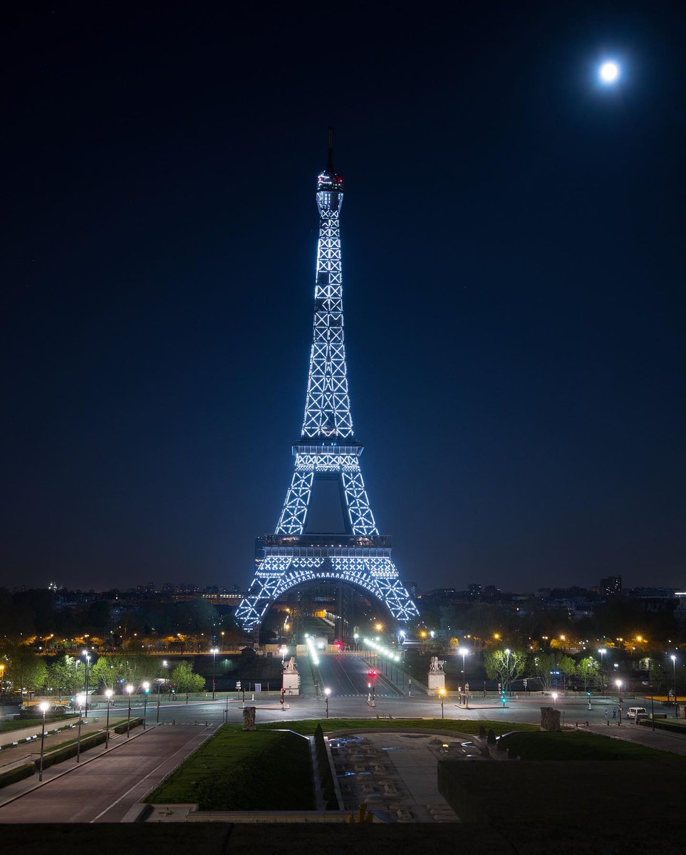 enews's tweet photo. Cities around the world are shining bright for our brave healthcare heroes. 💙 https://t.co/sABsWGFTnH