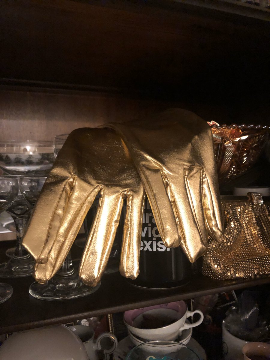 I bought these gloves during the <a href="/vspconsignment/">VSP Consignment</a> x <a href="/SchittsCreek/">Schitt's Creek</a> wardrobe sale and dutifully watched every episode hoping to glimpse them in action. Turns out they were VERY easy to spot. I feel like I’ve won the lottery ❤️ <a href="/danjlevy/">Dan Levy</a>