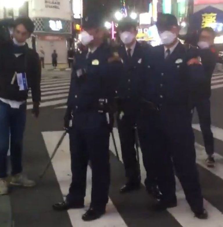 たくみ さんのツイート 警察官がが外出自粛を呼びかけるのは感染防止の観点からわかる だが 特殊警棒を手に威圧する意味がわからない 特殊警棒をもって歩かないといけない理由を答えろ お前らが相手にしてるのは凶悪犯ではなく一般市民だぞ 警視庁