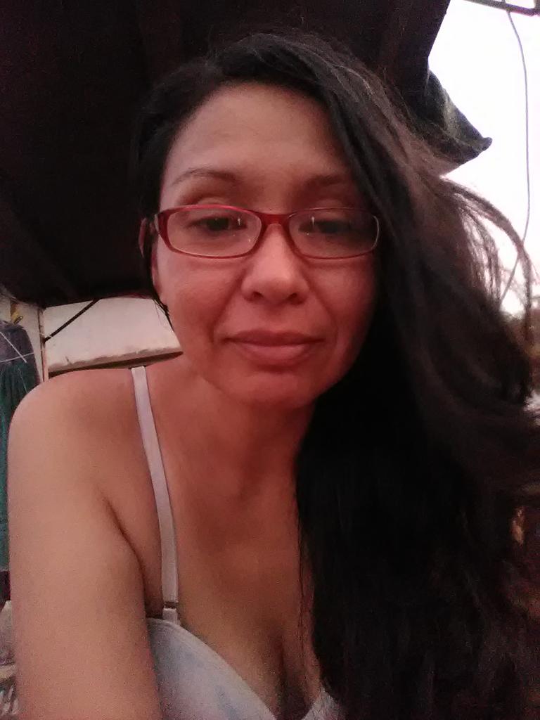 Laura60900550's tweet photo. Y esta anciana de 42 años, se subió a la plata banda de su casa a observar el atardecer... Yo! El detalle de dicho atardecer 😂😂😂 https://t.co/s9CdkNI4fq