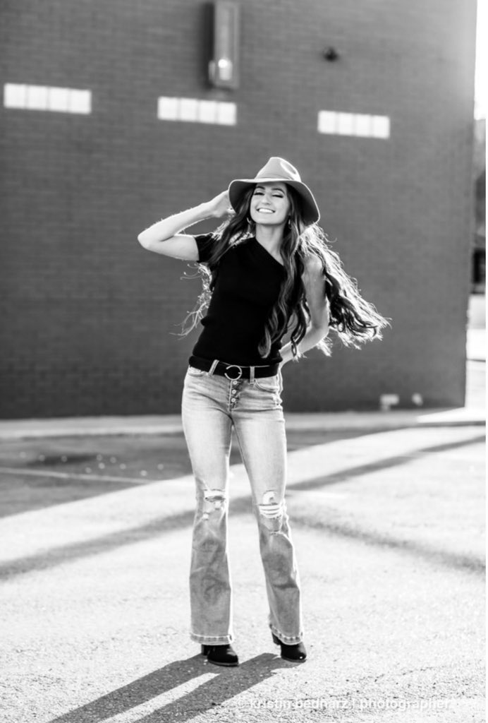 madelyn_rosem's tweet photo. Senior pics 🤍🤩 2020 https://t.co/UnkihDyknF