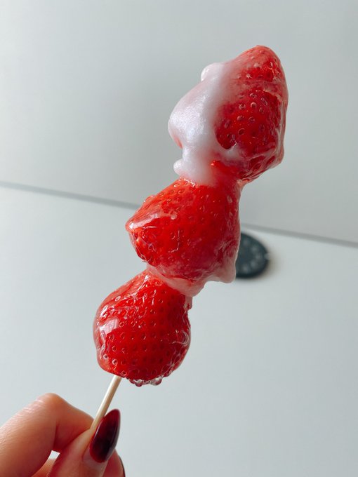 いちご飴また失敗したぞ。 今度はスプーンで絡めたら白く歪になりましたとさ🤷🏻&zwj;♀️  お味は&hellip;見た目はともかく長靴いっぱい食べたい。  #おうち時間 https://t.co/6cLDI6hggo<a href="/tag/%E3%81%8A%E3%81%86%E3%81%A1%E6%99%82%E9%96%93"class="tags">#おうち時間</a>