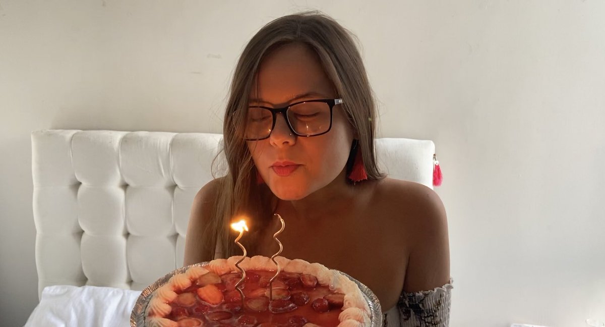 andrea_closa's tweet photo. Un cumpleaños, más que para celebrar, para valorar, agradecer y desear que esta cuarentena pase pronto, no por mí, sino por las personas que no tienen los mismos privilegios. ✨💕 https://t.co/6V8KDYGBkr