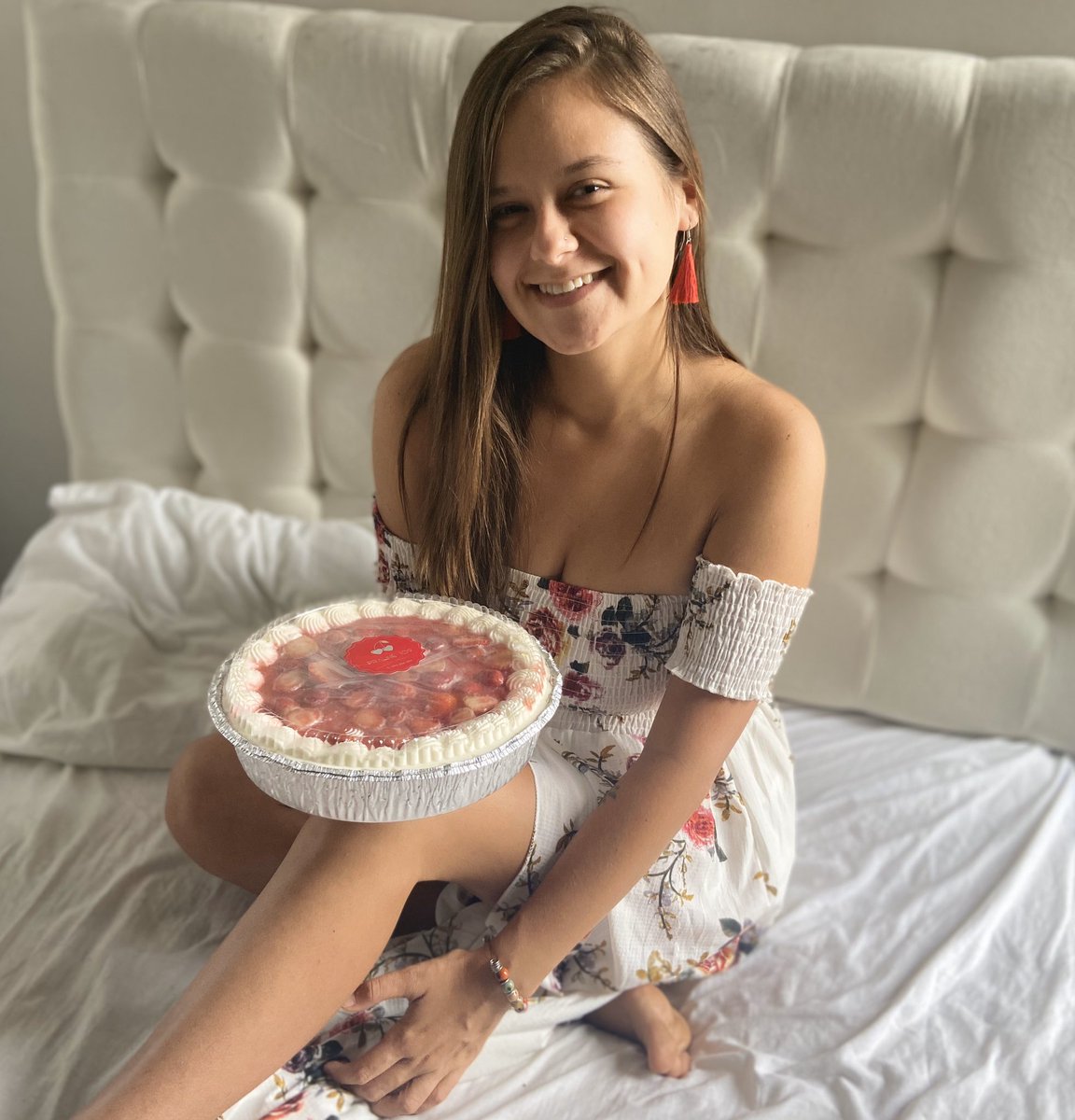 andrea_closa's tweet photo. Un cumpleaños, más que para celebrar, para valorar, agradecer y desear que esta cuarentena pase pronto, no por mí, sino por las personas que no tienen los mismos privilegios. ✨💕 https://t.co/6V8KDYGBkr