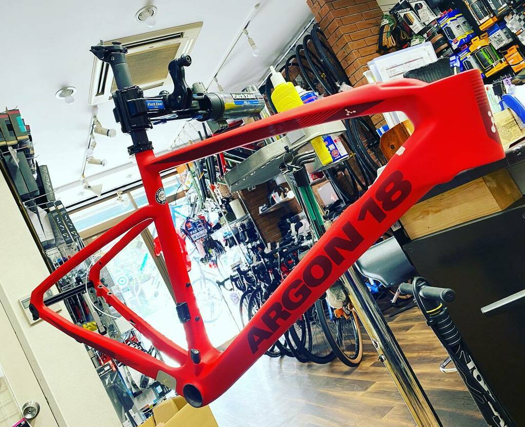 u2bikes's tweet photo. ARGON18/KRYPTON CS
実はGALLIUMシリーズ以上に、インプレ評価や試乗された方の評判が良いKRYPTONシリーズ。
乗りやすさ・扱いやすさはユーザー満足度的にとても重要🤔
流石ARGON18、サスアル。 #argon18 #kryptoncs #エンデュランスロード #残りわずか #展示車あり https://t.co/8o3zFwGFAv https://t.co/zMyJj3xjZ3