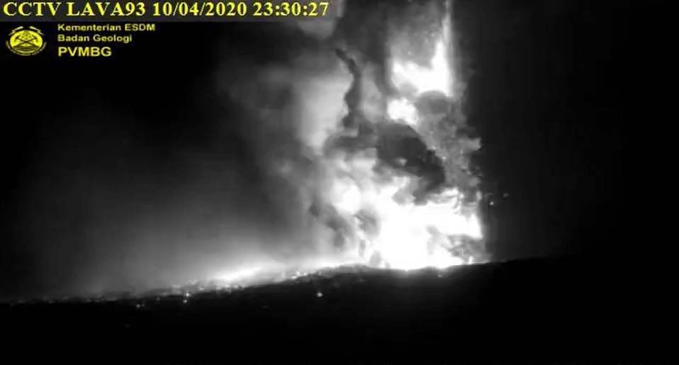 Krakatoa volcano is erupting RIGHT NOW! This explosive eruption is producing strong lava fountaining and is the strongest eruption since the phreatomagmatic event following the partial collapse of the volcano in Dec 2018. VAAC reports ash and SO2 plume reaching 15 km. 