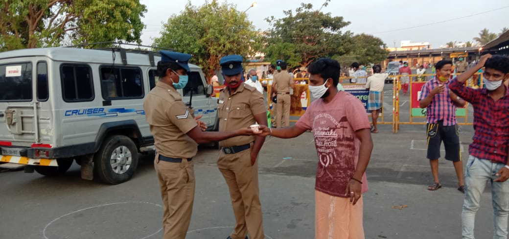 SK_FansPage's tweet photo. திருப்பூர் புதிய பேருந்து நிலையத்திற்கு காய்கறி வாங்க வந்த பொதுமக்களுக்கு திருப்பூர் மாவட்ட @Siva_Kartikeyan ரசிகர் நற்பணி இயக்கம் சார்பாக   கொரானா தாக்கத்தில் இருந்து விடுபடுவதற்கு கபசுரக் குடிநீர் வழங்கப்பட்டது 

@TirupurSkfc 👌👏❤ https://t.co/YaWY6qZQL6