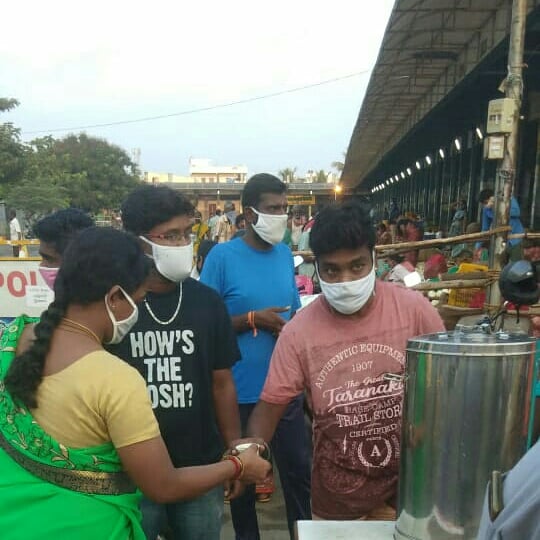 SK_FansPage's tweet photo. திருப்பூர் புதிய பேருந்து நிலையத்திற்கு காய்கறி வாங்க வந்த பொதுமக்களுக்கு திருப்பூர் மாவட்ட @Siva_Kartikeyan ரசிகர் நற்பணி இயக்கம் சார்பாக   கொரானா தாக்கத்தில் இருந்து விடுபடுவதற்கு கபசுரக் குடிநீர் வழங்கப்பட்டது 

@TirupurSkfc 👌👏❤ https://t.co/YaWY6qZQL6