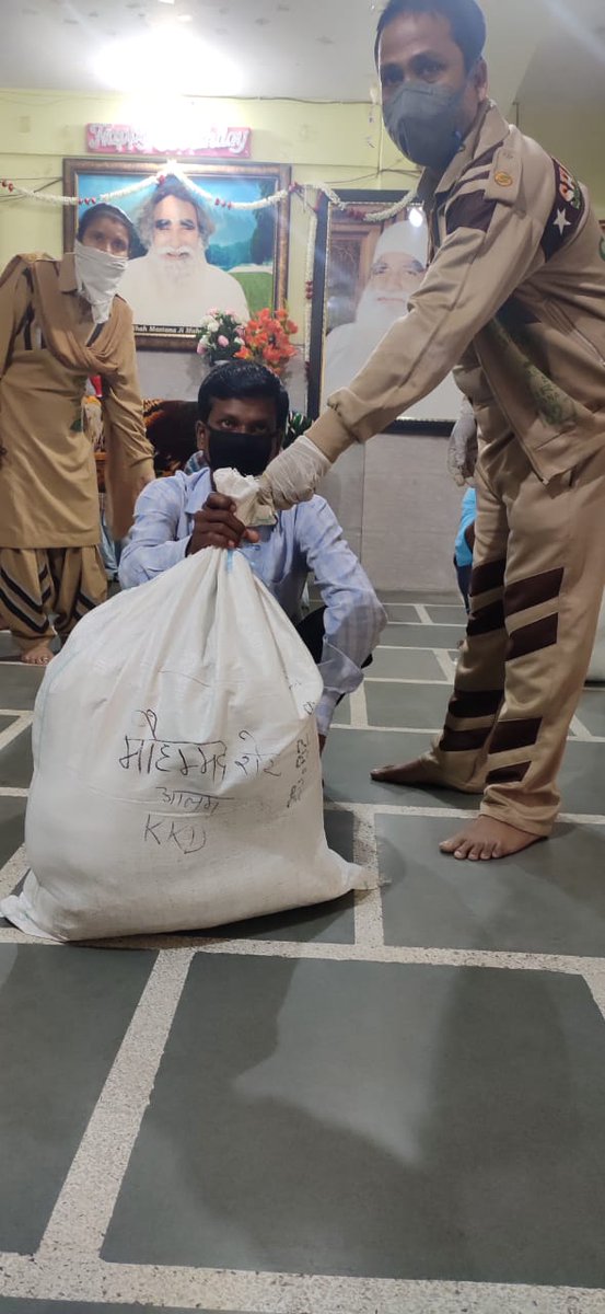 GroverDeepika's tweet photo. This is what we call humanity 👇Saving food in food banks and distributing to the needy in their difficult times! Hats off Dera Sacha Sauda volunteers!! #BankThatCareForHungry https://t.co/7b4PotGtSC