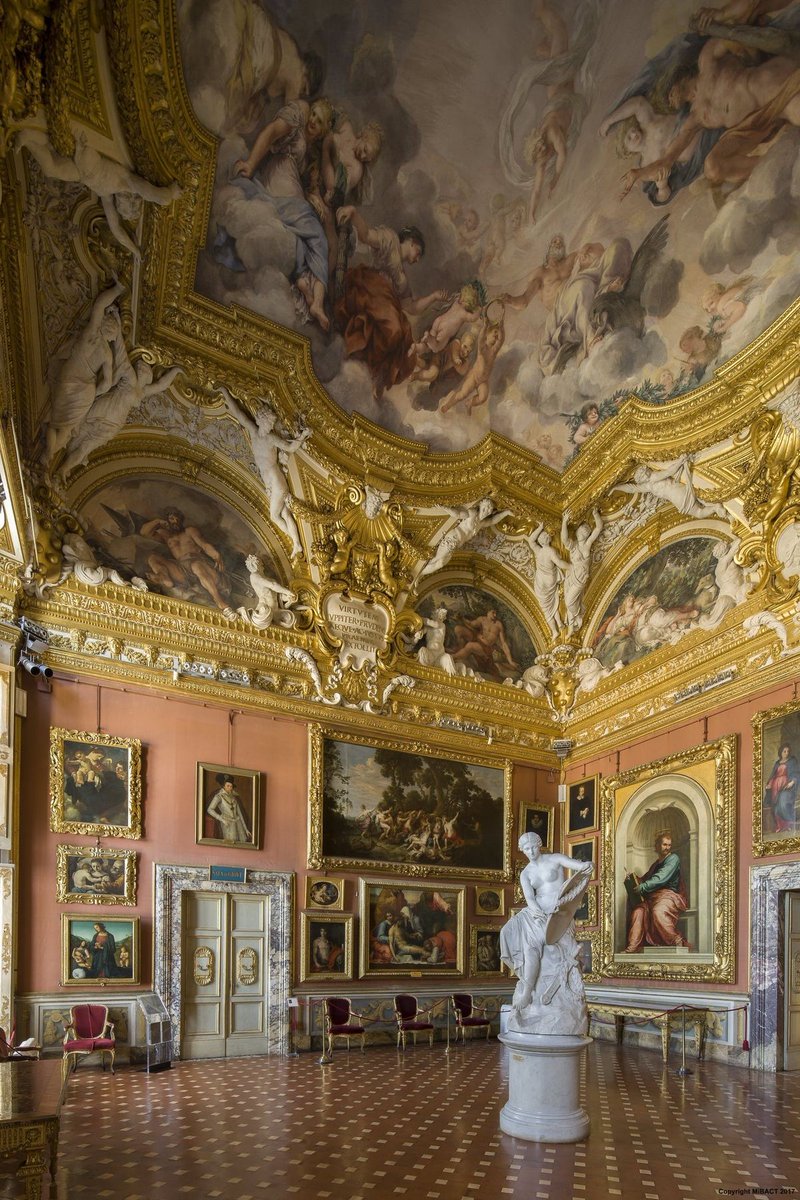 galleria degli uffizi- one of the most famous italian art museums- in historic centre of florence- opened since 16th century- raphael, tiziano, botticelli, michelangelo, da vinci and more