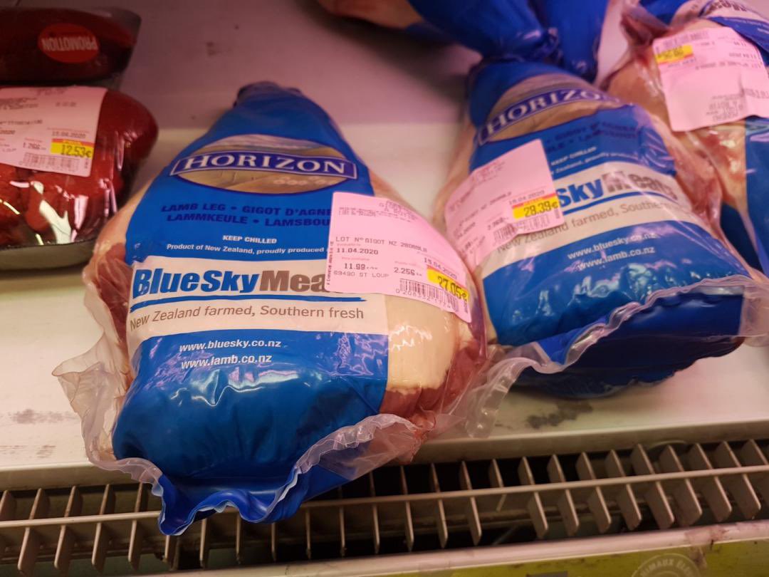 De l’agneau Néo-Zélandais en Frais et surgelés partout ce matin au #Leclerc Saint-Loup (69490) alors même que nos <a href="/EleveursOvins/">FNO</a> ont besoin de la solidarité de tous. <a href="/Leclerc_MEL/">Michel-Edouard Leclerc</a> va encore nous dire qu’il n’arrive pas à se fournir en Origine France ! <a href="/Interbev_fr/">Interbev</a> @ChLambert_FNSEA