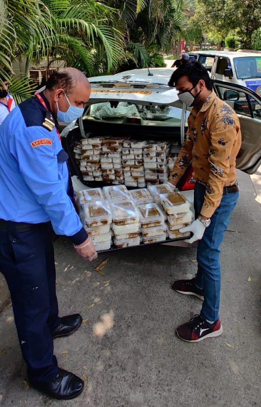 ccoi_1947's tweet photo. #CoronaCareByCCI 11th April, 2020
On request of @Iyrcngo lunch packets handed over to volunteers for distribution to needy persons in #Delhi #LetsFeedThePoor #IndiaFightsCorona @bhavatoshsingh @somyalakhani @PankhuriTOI @GulshanGroverGG @DCPNewDelhi @deonewdelhi @MirchiRJNaved https://t.co/RXa7PeRAJO