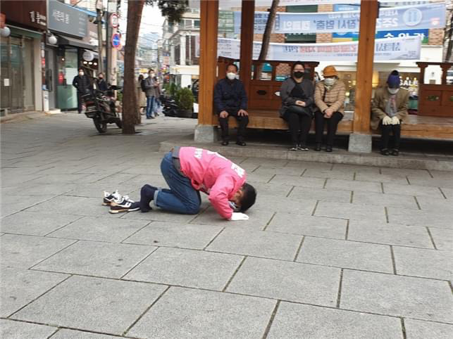 UFutureParty's tweet photo. <낮추면, 비로소 보이는 것들>

정치에 뛰어들고 지난 1년, 앞만 보고 쉼 없이 달려왔습니다. 종로에 와서도 단 한분의 주민을 더 만나 뵙고 인사드리고자 새벽부터 밤까지 온 동네를 돌면서 바쁘게 인사를 드렸습니다.
.
.

https://t.co/12qSVomzco https://t.co/XPSIiTEt9p