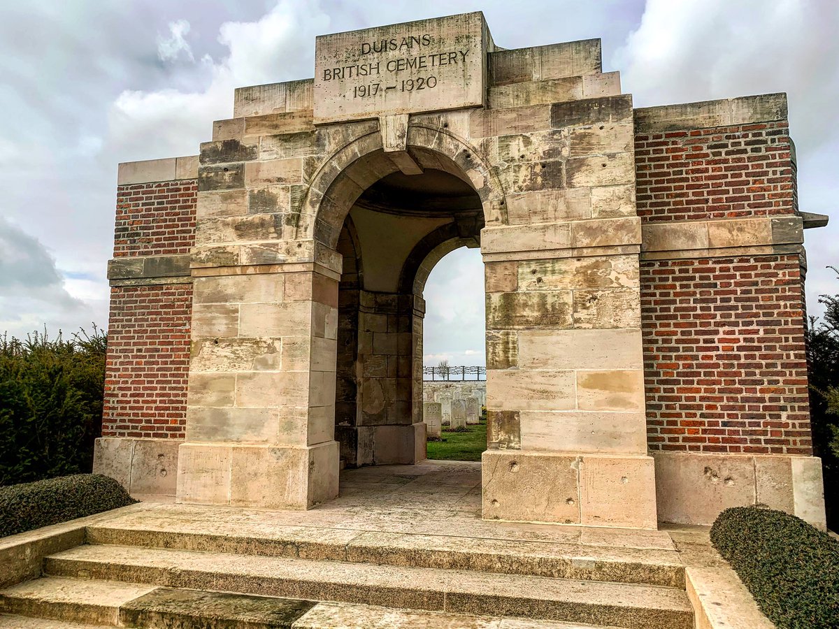 Near Arras in the latter stages of  #WW1 stood the 8th Casualty Clearing Station - today stands the  @CWGC Cemetery of Duisans. It contains a number of those who sadly never recovered from their wounds in the CCS, many fell in the Battle of Arras in 1917 or subsequent fighting...