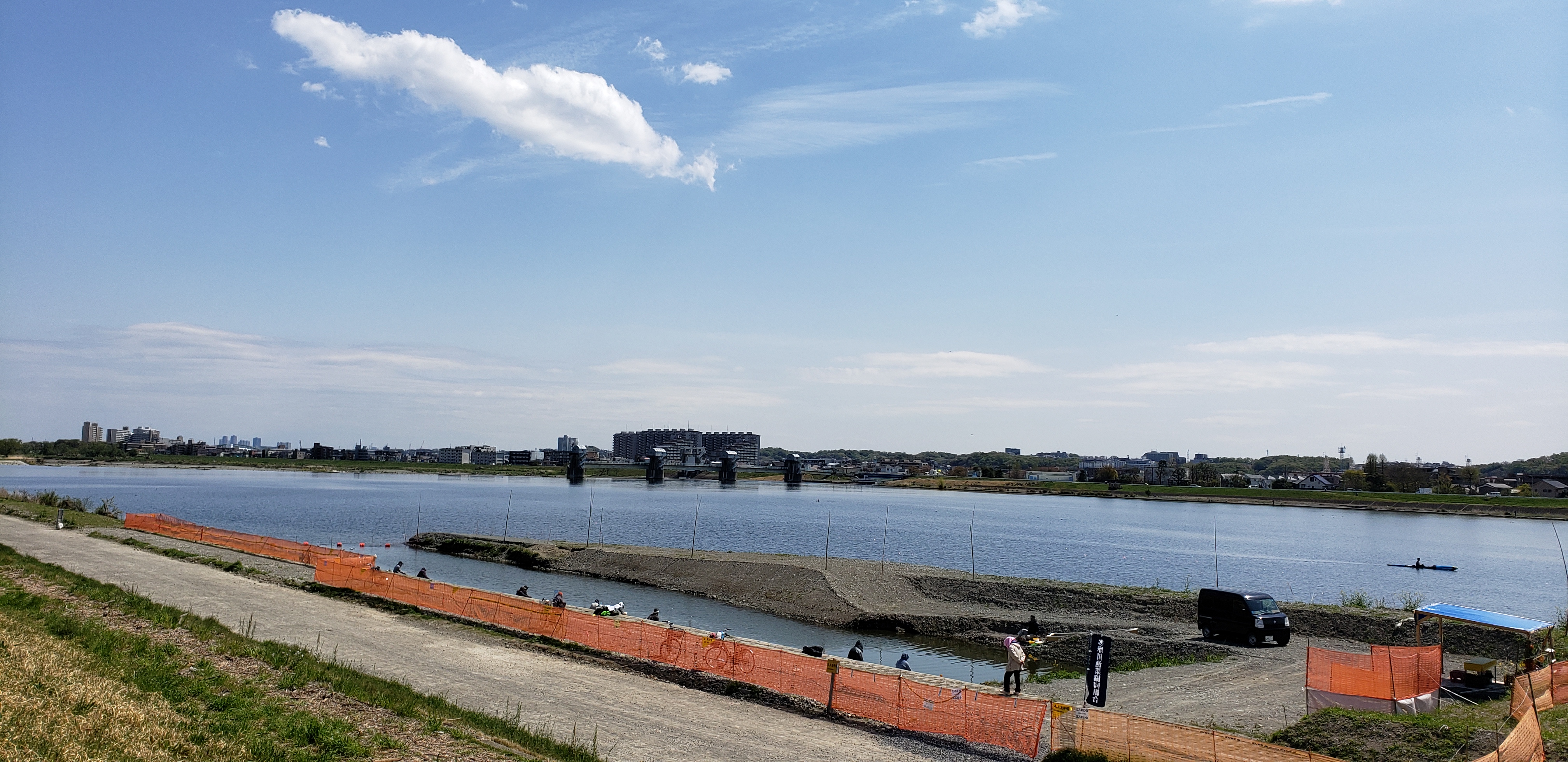 تويتر Nico على تويتر 多摩川 調布市 京王線 京王電鉄 鉄道 謎の釣り堀 みたいなのができてた 去年秋にここでボラプ野外上映あったんだけど 翌週は台風で多摩川が増水してえらいことになってたんだよね 今は治水工事中 みたいだった 続 T Co