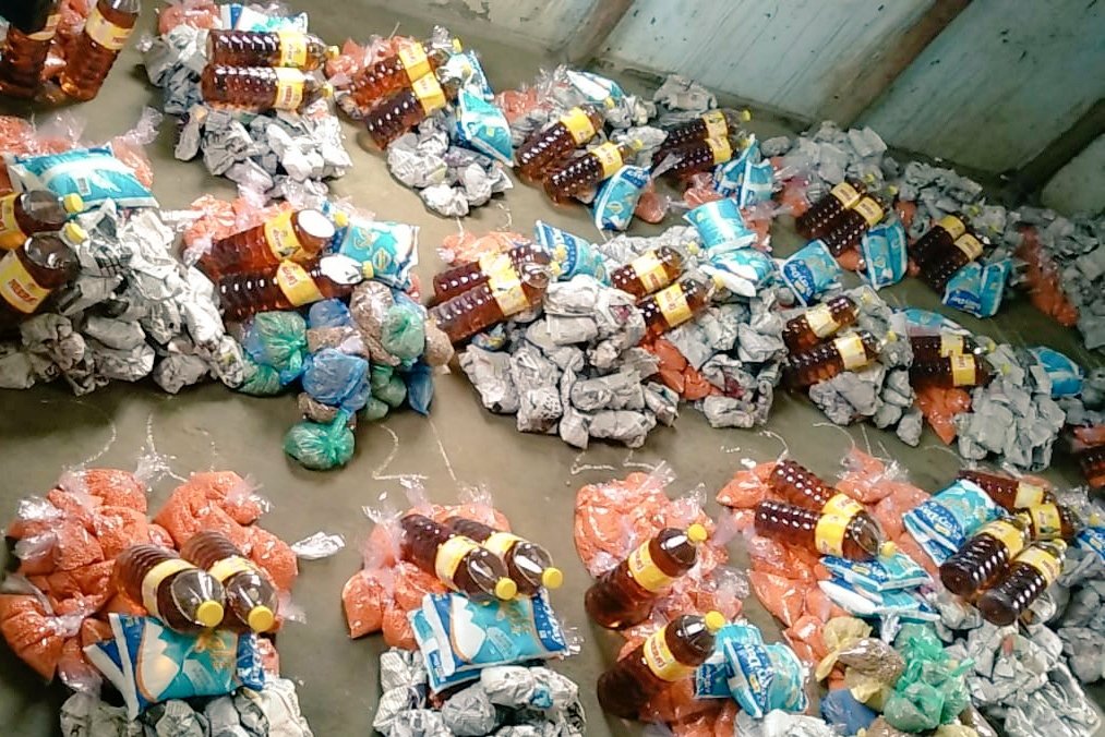 MinistryWCD's tweet photo. CDPO and Anganwadi Supervisors packing Take-Home Rations to dispatch among beneficiaries in vulnerable section of society of #Manipur.

#IndiaFightsCorona 
#POSHANabhiyaan
#SahiPoshanDeshRoshan https://t.co/pnX0z9rcPH