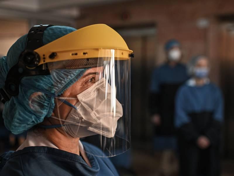 Le_NouvelObs's tweet photo. Selon une étude chinoise, le coronavirus pourrait voyager jusqu'à 4 mètres d'un malade https://t.co/sn0PAPCrPV https://t.co/42BaCl1VOM