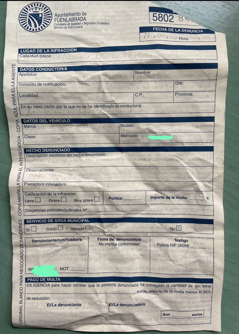 rbelle7's tweet photo. Saliendo a trabajar aún en Estado de Alarma, con el peligro que conlleva, la situación imposibilita el aparcamiento en mi barrio pero la @policia estima oportuno multar cuando el 50% lleva semanas en zonas de aparcamiento prohibido. Esa es su forma de contribuir. @PoliciaFuenla https://t.co/IhzXt3i87o