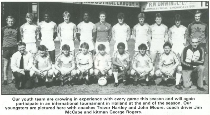 Kitman_Phil's tweet photo. Saturday #TheyPlayedForDavidPleat I always enjoyed following the youth teams progress, plenty of familiar faces in the team here @lutontown #MitchellThomas #StaceyNorth #MickSmall #AndyBeasley #FrankBunn #TimBreacker #CahalMcConville #RayBrammer #RobJohnson #RayDaniel #NeilMadden https://t.co/qcntGVQJRn