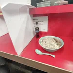 ラーメン次郎に行ったらカウンターが一蘭化してじわじわ来る
