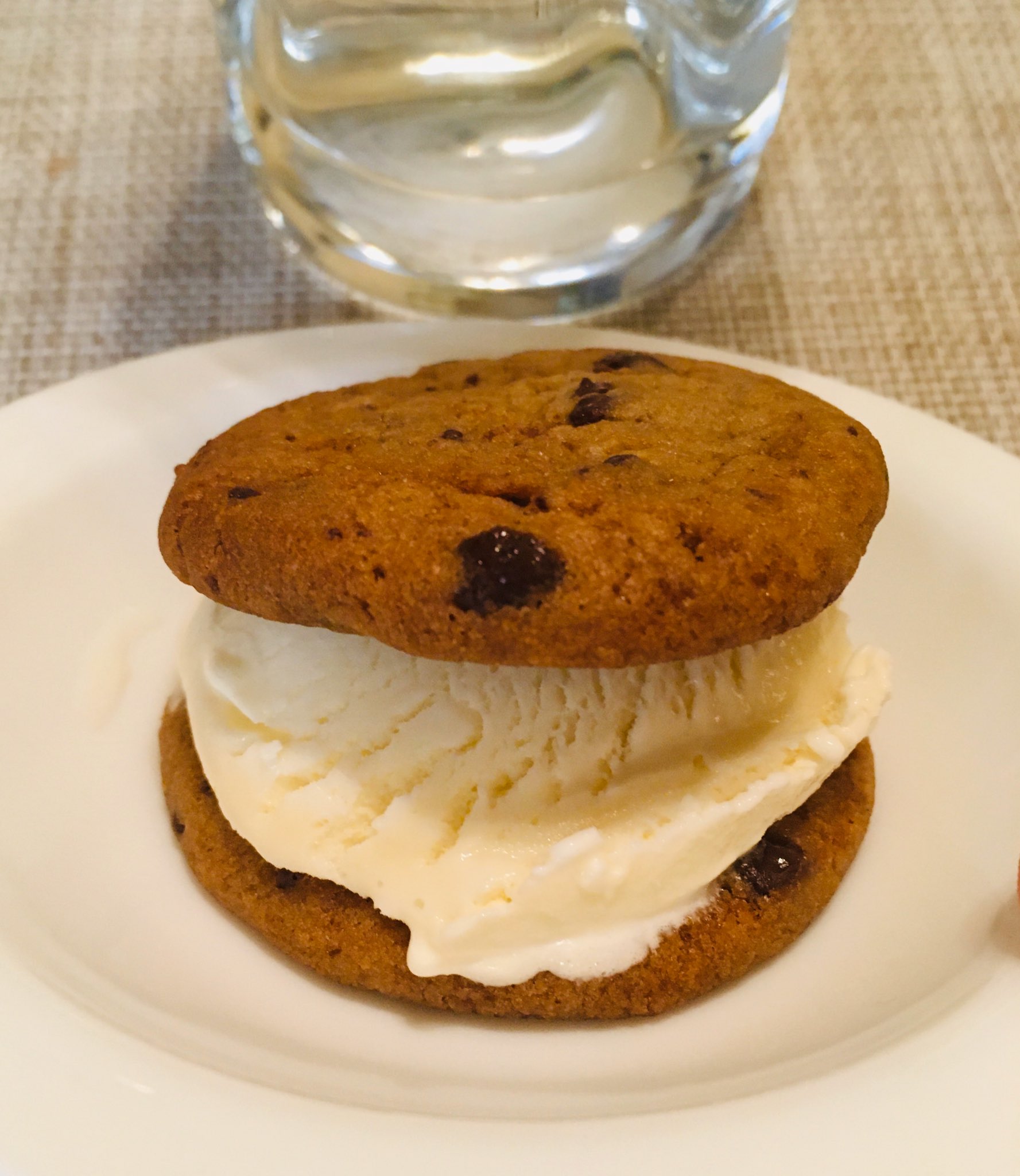 Ritsuko ちょっとチンしたチョコレートチップクッキーにバニラアイスを挟んで アイスクリームサンドイッチ を食べている クッキーのほんのり温かく柔らかい食感にちょっぴり溶け気味のアイスクリームが美味しい T Co Iuo1jikljb Twitter