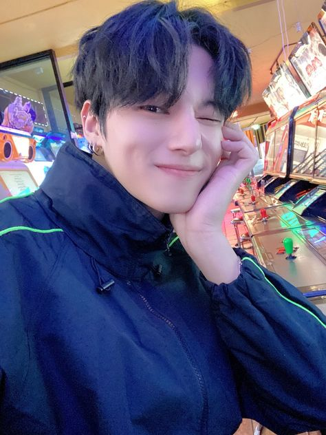 𝓌𝑜𝑜𝓎𝑜𝓊𝓃𝑔- arcade dates- takes you to shopping malls 24/7- he stares at you when you're not looking- only you can play with his hair & vice versa