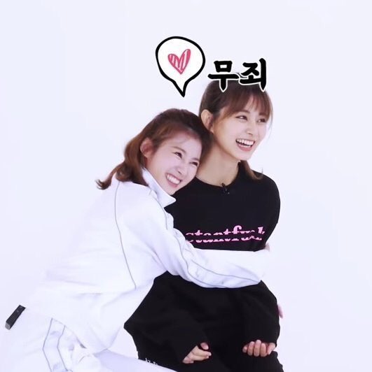 Tzuyu's shoulder was made for Sana