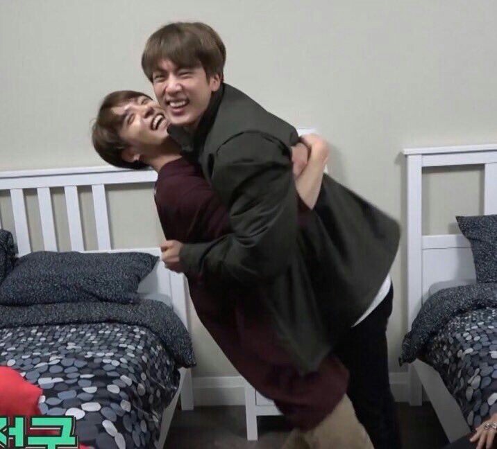 Jinkook carrying e/o :(