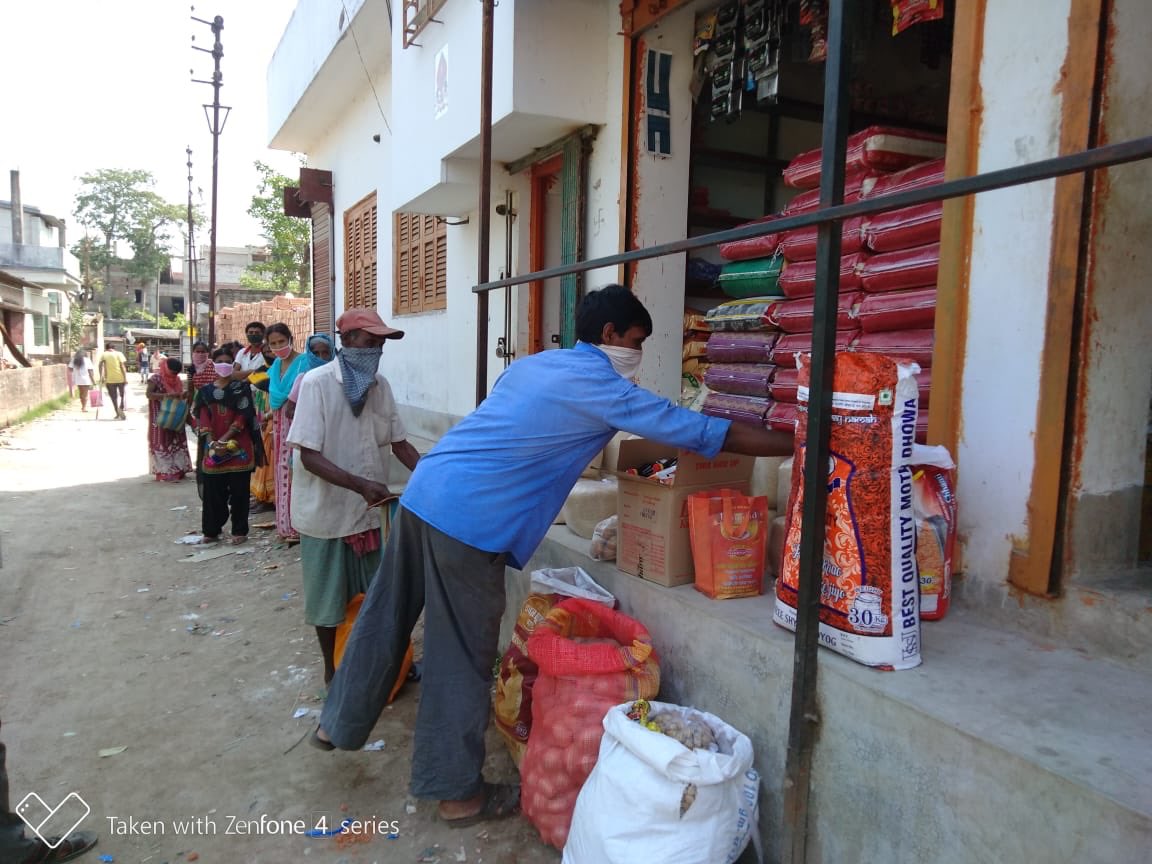 ONGC_SBA's tweet photo. MBA Basin of #ONGC Kolkata steps up CSR outreach in #CoronaLockdown; ropes in NGO ‘Development Action Society’ to deliver dry ration for 10 days to 250+ families contactlessly, in 8 wards of Tangra Urban Health District, with #SocialDistancing. #ProudToBeAnONGCian
#AarogyaSetu https://t.co/RxpqIJutt4