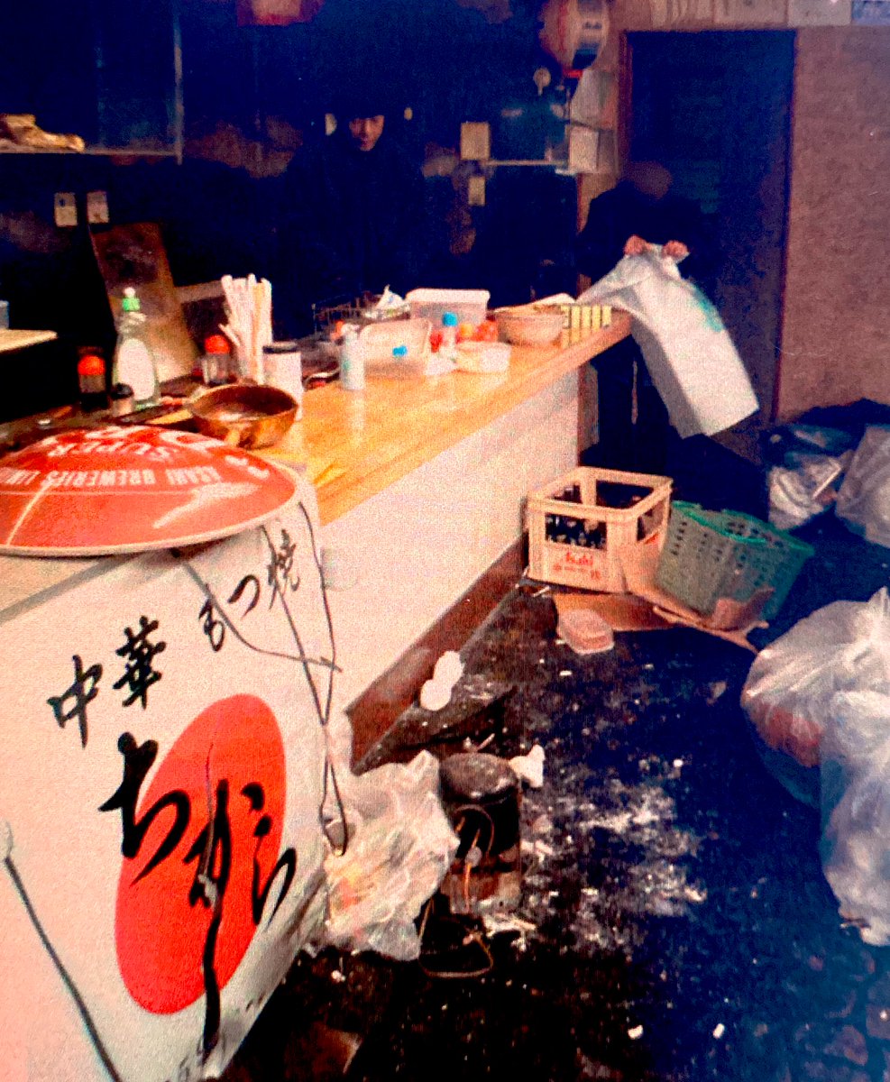 「昨夜はベランダに、かつて行きつけだった居酒屋「ちから」の看板を灯して、居酒屋気分」|清野とおるのイラスト
