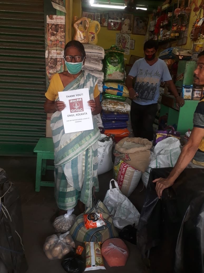 ONGC_SBA's tweet photo. MBA Basin of #ONGC Kolkata steps up CSR outreach in #CoronaLockdown; ropes in NGO ‘Development Action Society’ to deliver dry ration for 10 days to 250+ families contactlessly, in 8 wards of Tangra Urban Health District, with #SocialDistancing. #ProudToBeAnONGCian
#AarogyaSetu https://t.co/RxpqIJutt4