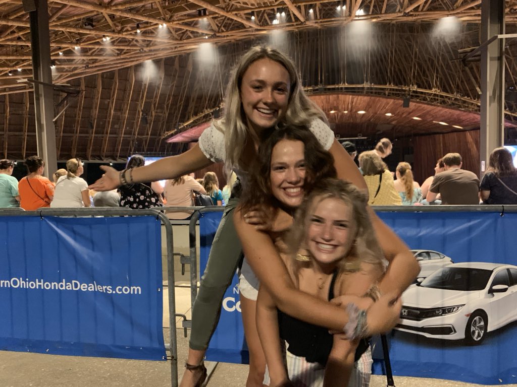 happy birthday beautiful!! hope 17 is the best year ever for you!! 🥰💕🎁🎊 @chloemccoy09