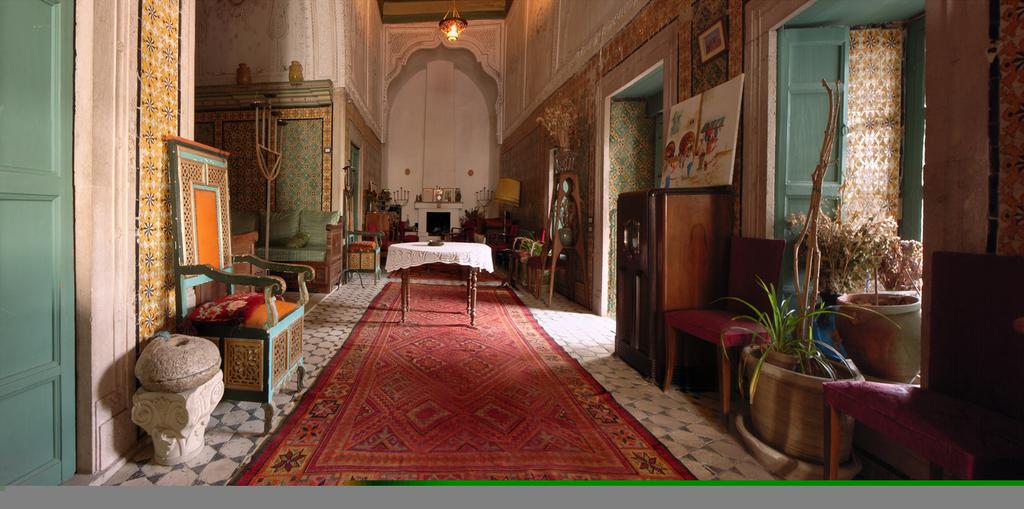 The North: The Moorish 7 Ottoman architecture of TunisKnown for its paved small streets & alleys, courtyards, souks, its mosques, palaces, the medina of Tunis concentrates different architectural influences ,mostly Moorish and Ottoman.
