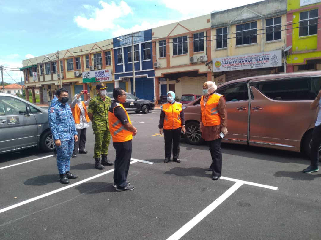 LAWATAN MENTERI WANITA DAN KELUARGA, DATUK SERI RINA MOHD HARUN KE PUSAT AGIHAN SUMBANGAN PKP COVID 19 DI JKM KUALA PILAH. TURUT SERTA WAKIL AGENSI DARI JKM, APM DAN RELA.

#WeWorkUStayAtHome
#MalaysiaBebasCovid19
#DudukRumah
#KitaJagaKita
#SetiaBerbakti