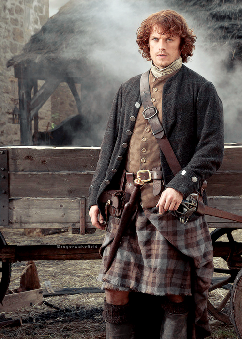 Okiemom50's tweet photo. @beachcrazy70 @SamHeughan Which Costume was the most comfortable? 🧐😎#Outlander https://t.co/SwR2O2aUTy
