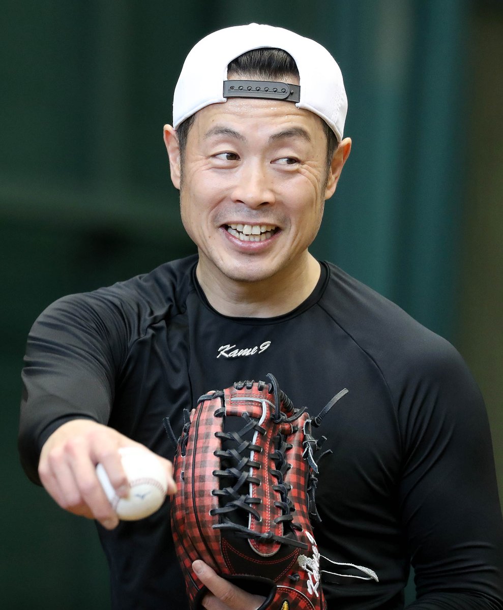 sanspo_giants's tweet photo. 【#練習風景から🏟️】
#亀井善行 選手はブルペン入りし、躍動感のあるフォームで投げ込み。#菅野智之 投手も笑顔で見つめています（球団提供）
#巨人 #giants #ジャイアンツ https://t.co/PY7dg2b9y4