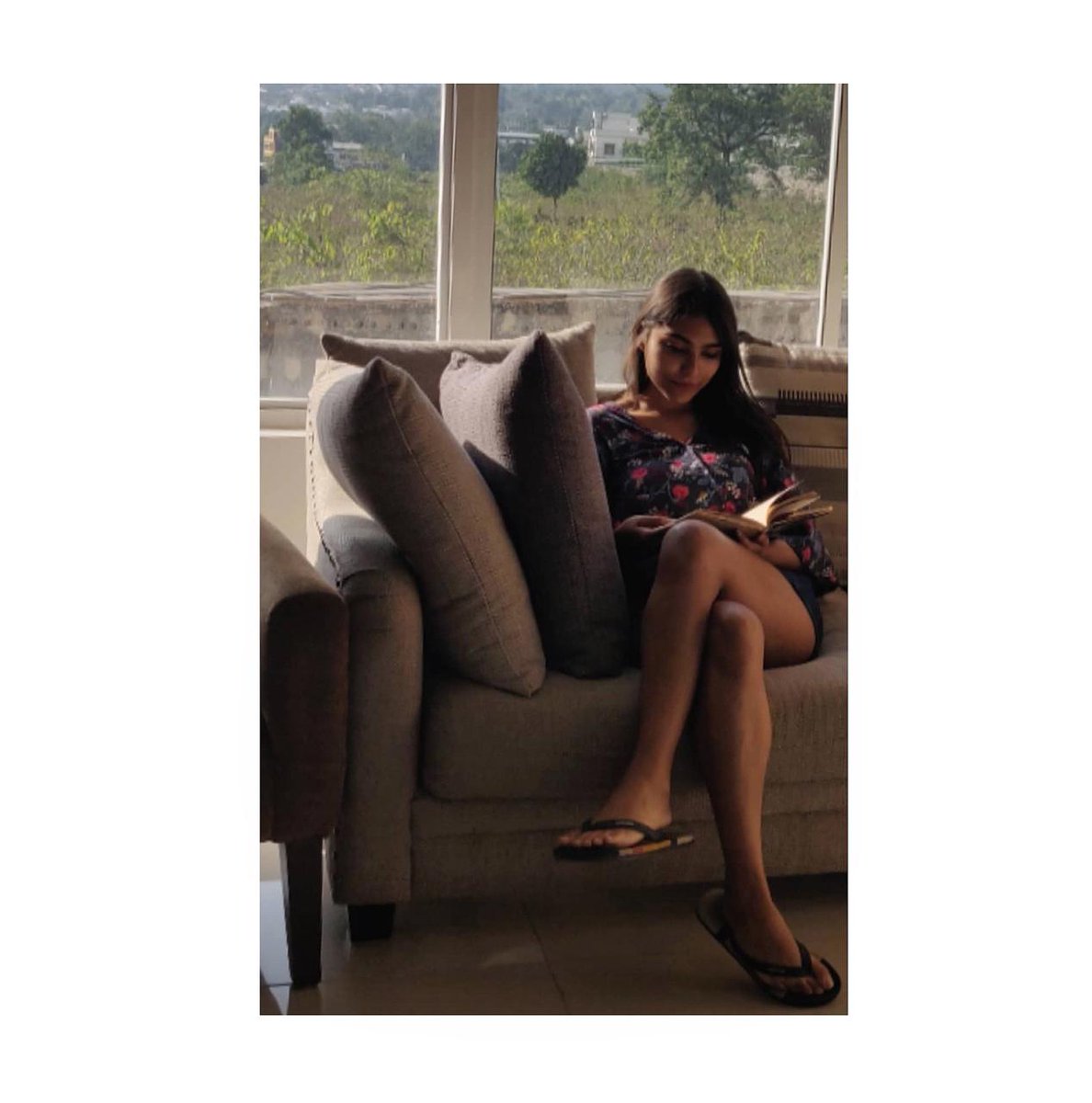 booksonthemetro's tweet photo. #HumansOfBODM ♥️🌻
Elishma is a teacher by profession. She is an introvert and therefore she finds books to be a better companion. Her love for books grew when she joined the teaching profession. https://t.co/TkZ2uz9Dwr