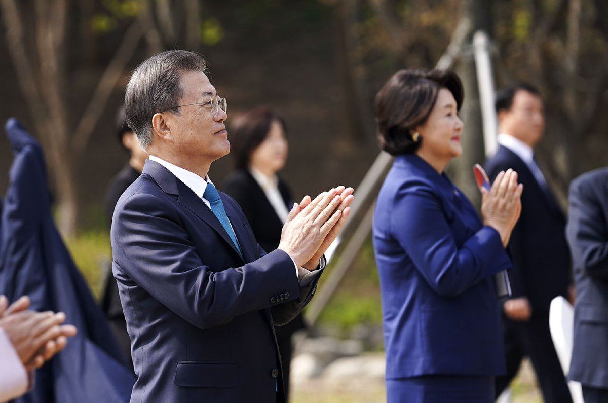 moonriver365's tweet image. 100년 전 선열들이 반드시 광복이 올 것이라는 희망 속에서 서로를 격려하며 고난을 이겨냈듯, 오늘 우리는 연대와 협력으로 ‘코로나19’의 비상하고 엄중한 상황을 헤쳐 나가고 있습니다.

 www1.president.go.kr/articles/8464