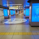 東京のとある駅、広告が表示されず荒廃した都市感を漂わせる!